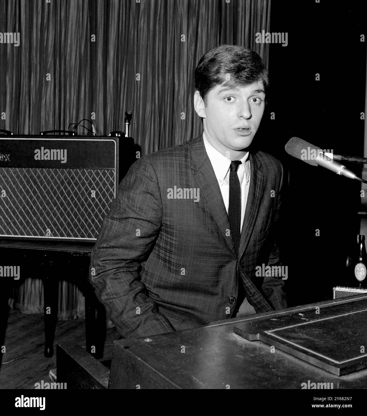 Leyton, Essex, Inghilterra. Fama finalmente per il cantante pop britannico Georgie Fame, leader del gruppo Rhythm and Blues, The Blue Flames. La scorsa settimana, la loro registrazione di 'Yeh, Yeh' è arrivata al numero 1 nelle prime dieci classifiche. Ma questa settimana Fame, ghiacciata durante uno stand di una notte a Leyton, vicino a Londra, è scesa al secondo posto - il primo posto dopo essere andato a un gruppo praticamente sconosciuto, i Moody Blues - per il loro disco "Go Now". 19 gennaio 1965. Foto Stock