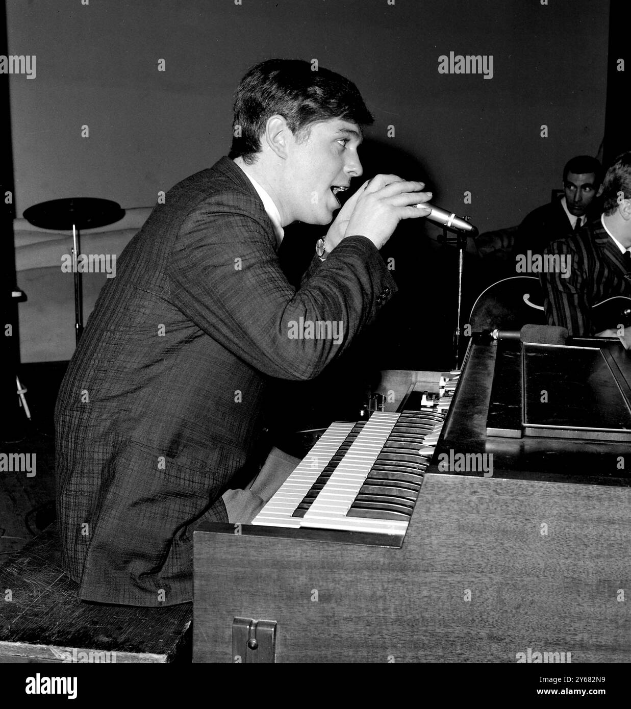 Leyton, Essex, Inghilterra. Fama finalmente per il cantante pop britannico Georgie Fame, leader del gruppo Rhythm and Blues, The Blue Flames. La scorsa settimana, la loro registrazione di 'Yeh, Yeh' è arrivata al numero 1 nelle prime dieci classifiche. Ma questa settimana Fame, ghiacciata durante uno stand di una notte a Leyton, vicino a Londra, è scesa al secondo posto - il primo posto dopo essere andato a un gruppo praticamente sconosciuto, i Moody Blues - per il loro disco "Go Now". 19 gennaio 1965. Foto Stock