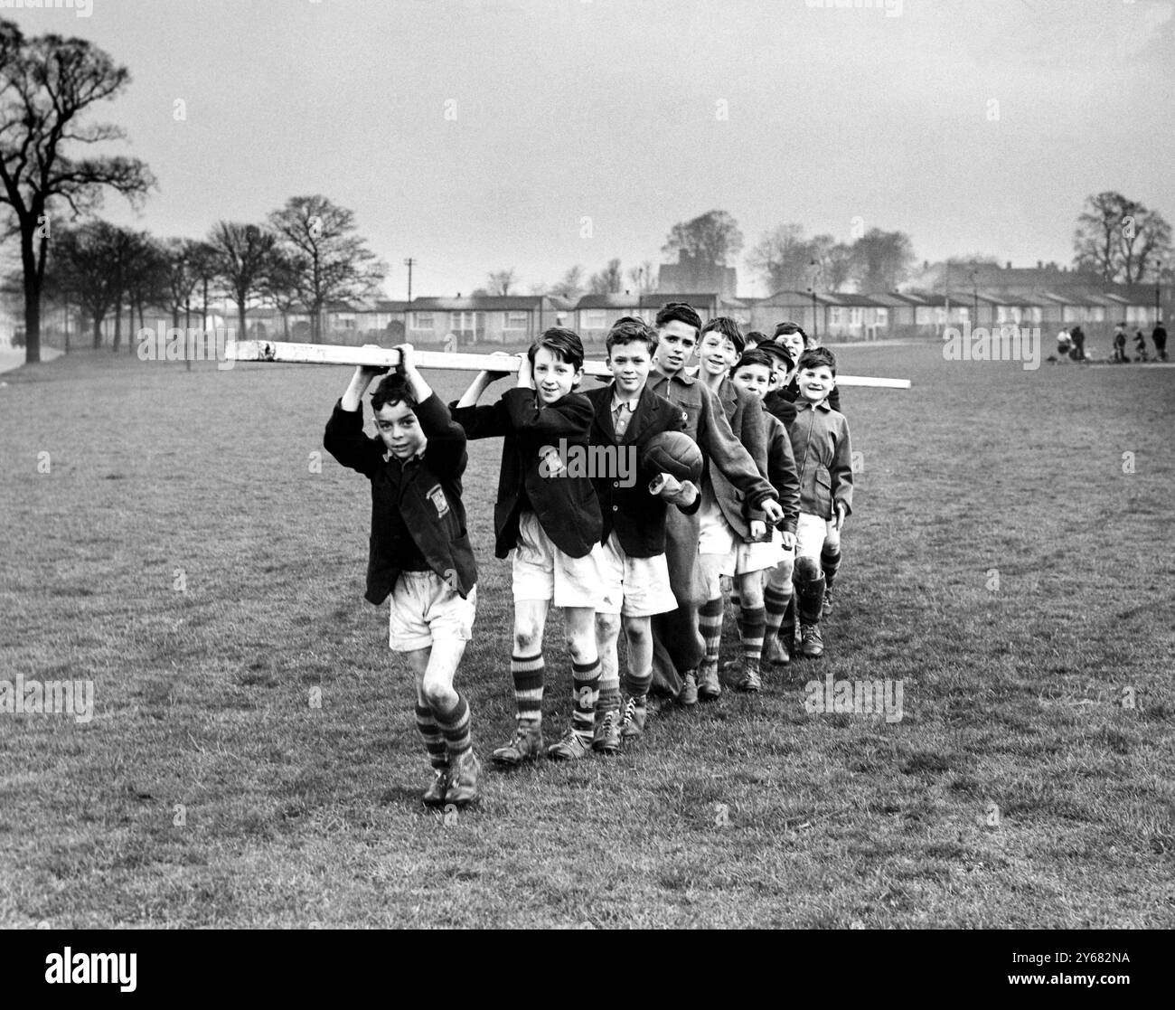 Ecco che arriva la squadra di football della St Joseph's Academy per una delle loro partite a Blackheath, vicino alla loro scuola. Hanno appena completato un gioco e si vedono restituire uno dei punti vendita al negozio. Per inciso, sono stati secondi classificati nella Greenwich and Deptford Schools' League dell'anno scorso. 12 febbraio 1957 Foto Stock