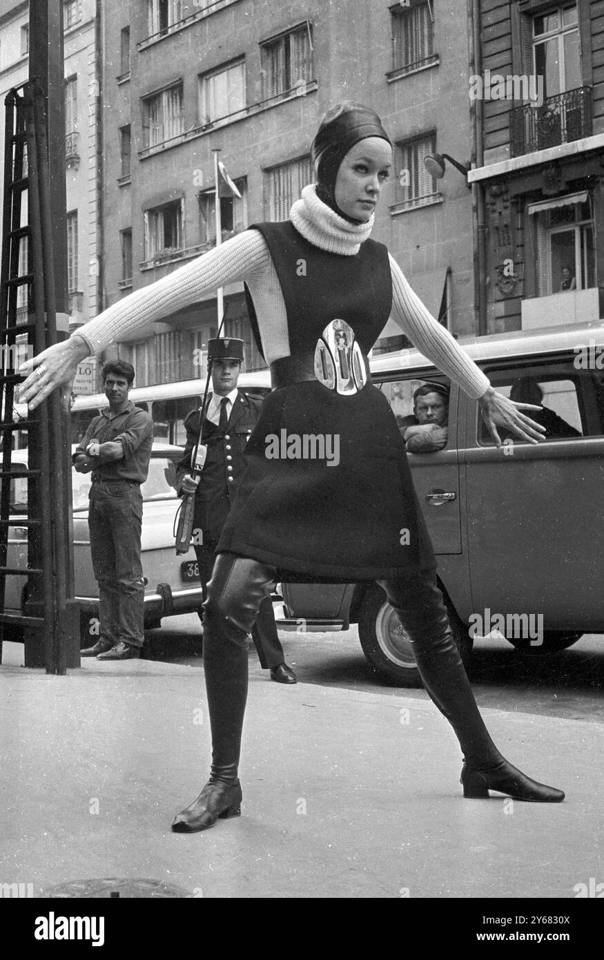 Therese modella un outfit della collezione autunno-inverno 1968 di Pierre Cardin. Indossa un feltro nero su un pullover al collo tartaruga in lana bianca, con stivali lunghi e un casco in pelle nera. Parigi, Francia - 26 luglio 1968 Foto Stock Therese modella un outfit della collezione autunno-inverno 1968 di Pierre Cardin. Indossa un feltro nero su un pullover al collo tartaruga in lana bianca, con stivali lunghi e un casco in pelle nera. Parigi, Francia - 26 luglio 1968 Foto Stock