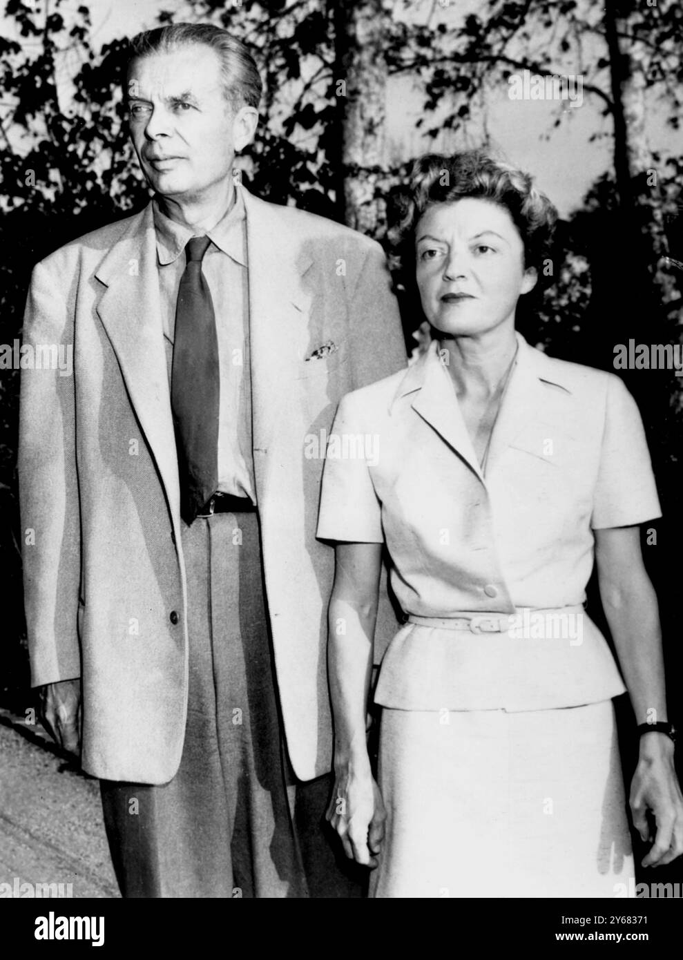 Aldous Huxley e sua moglie. Il famoso autore a New York, 18 ottobre 1956. Foto Stock