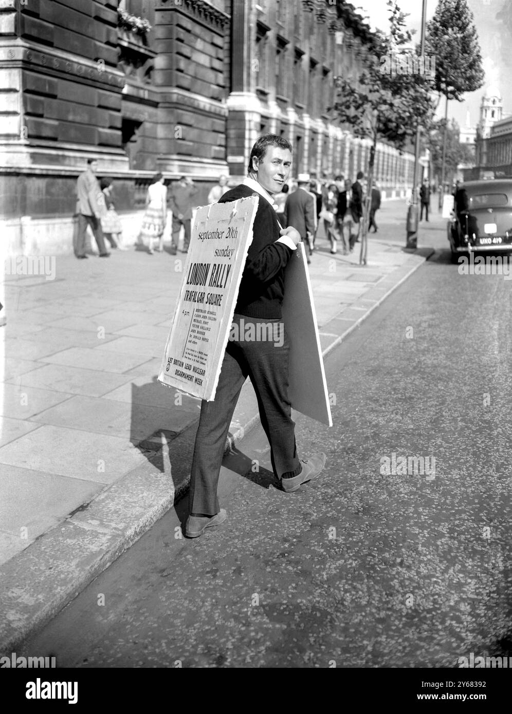 londra: Il drammaturgo (' guardate indietro nella rabbia') John Osborne guarda indietro nella rabbia mentre picchia il numero 10 di Downing Street oggi, come parte della campagna per il disarmo nucleare che inizia oggi una "settimana del disarmo nucleare". Sua moglie Mary Ure era con lui e qualsiasi altro membro della professione teatrale, che scriveva o recitava, doveva essere un picchetto oggi a Whitehall il 13 settembre 1959 Foto Stock