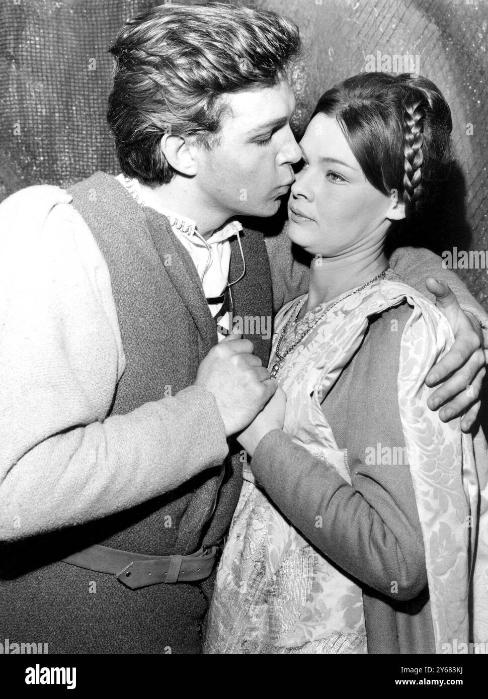 Judi Dench interpreta Giulietta e John Stride interpreta Romeo nella nuova produzione dello spettacolo shakespeariano diretto da Franco Zeffirelli all'Old Vic Theatre di Londra. Il bacio si vede in una prova dello spettacolo. 30 settembre 1960 Foto Stock