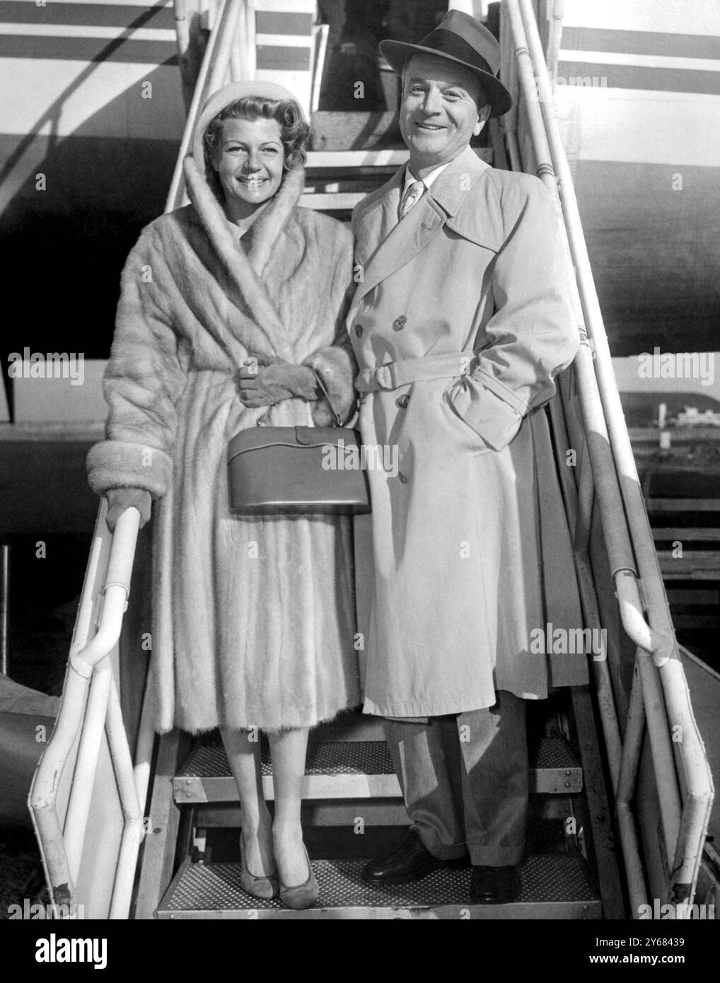 Arrivando all'aeroporto Ildewild per una settimana di vacanza a New York, si trova l'incantevole Screen str Rita Hayworth; con lei c'è il suo ultimo marito James Hill. La luna di miele di Rita era stata ritardata da ulteriori lavori sul suo ultimo film separate Tables. I tavoli separati, però, non sono certo la cosa giusta da fare a casa! La coppia partirà per Londra tra poco. Separate Tables è stato prodotto da harold Hecht per la Hecht Hill Lancaster Company di cui James Hill è partner. 9 marzo 1958 Foto Stock