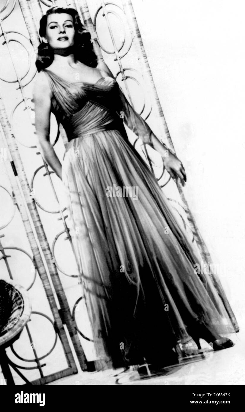 L'attrice Rita Hayworth, che si dice sia stata frequentata dal produttore cinematografico HIM Hill, ha dichiarato in modo retorico "non c'è romanticismo nella mia vita" nella sua prima intervista da quando è tornata a Hollywood qualche mese fa. L'attrice ha scherzato le voci romantiche che circolavano nella colonia cinematografica su se stessa e il signor Hill. "È un uomo molto gentile e mi piace la sua compagnia", ha detto, "ma in questo momento non ho tempo per l'amore... solo lavoro. Foto Stock
