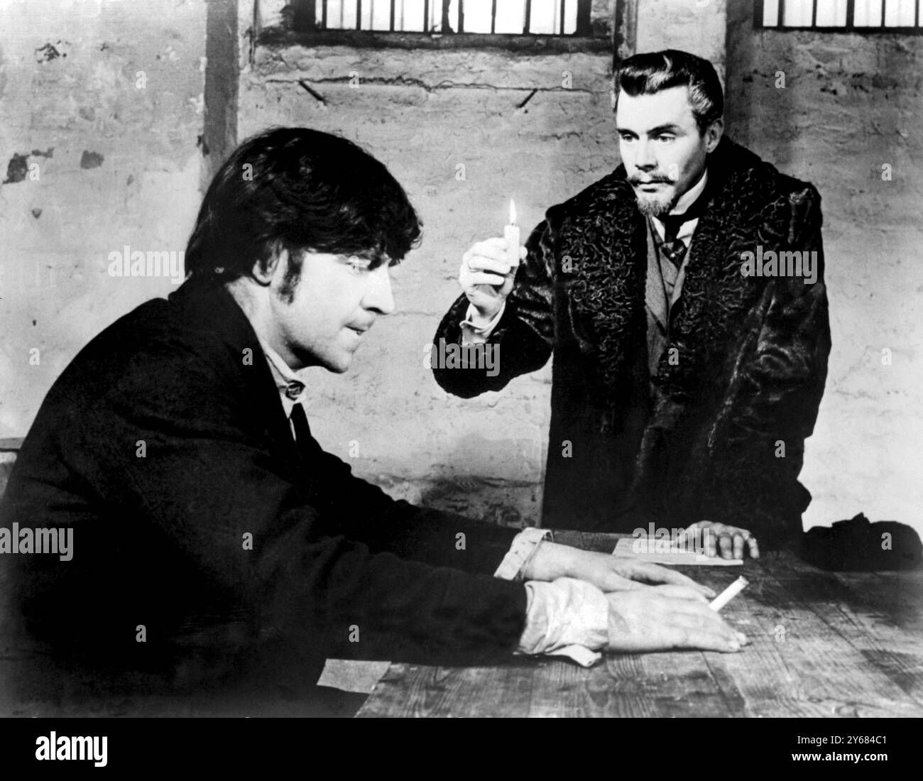 Una scena del nuovo film "The Fixer" con Dirk Bogarde, Alan Bates, Georgia Brown, Hugh Griffith, David Warner e Carol White. Nel film Bates (a sinistra) interpreta Yakov Bok (il pugile), un ebreo nella Russia zarista all'inizio del secolo. Dirk Bogarde è visto come Bibikov un avvocato del governo. 23 settembre 1969 Foto Stock