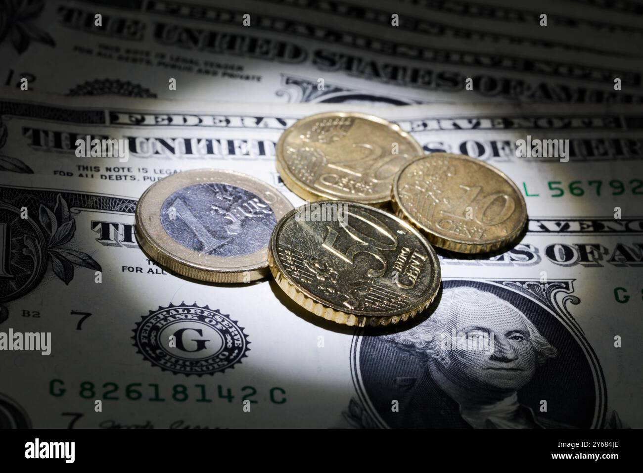 Immagine concettuale di monete e dollari in euro Foto Stock