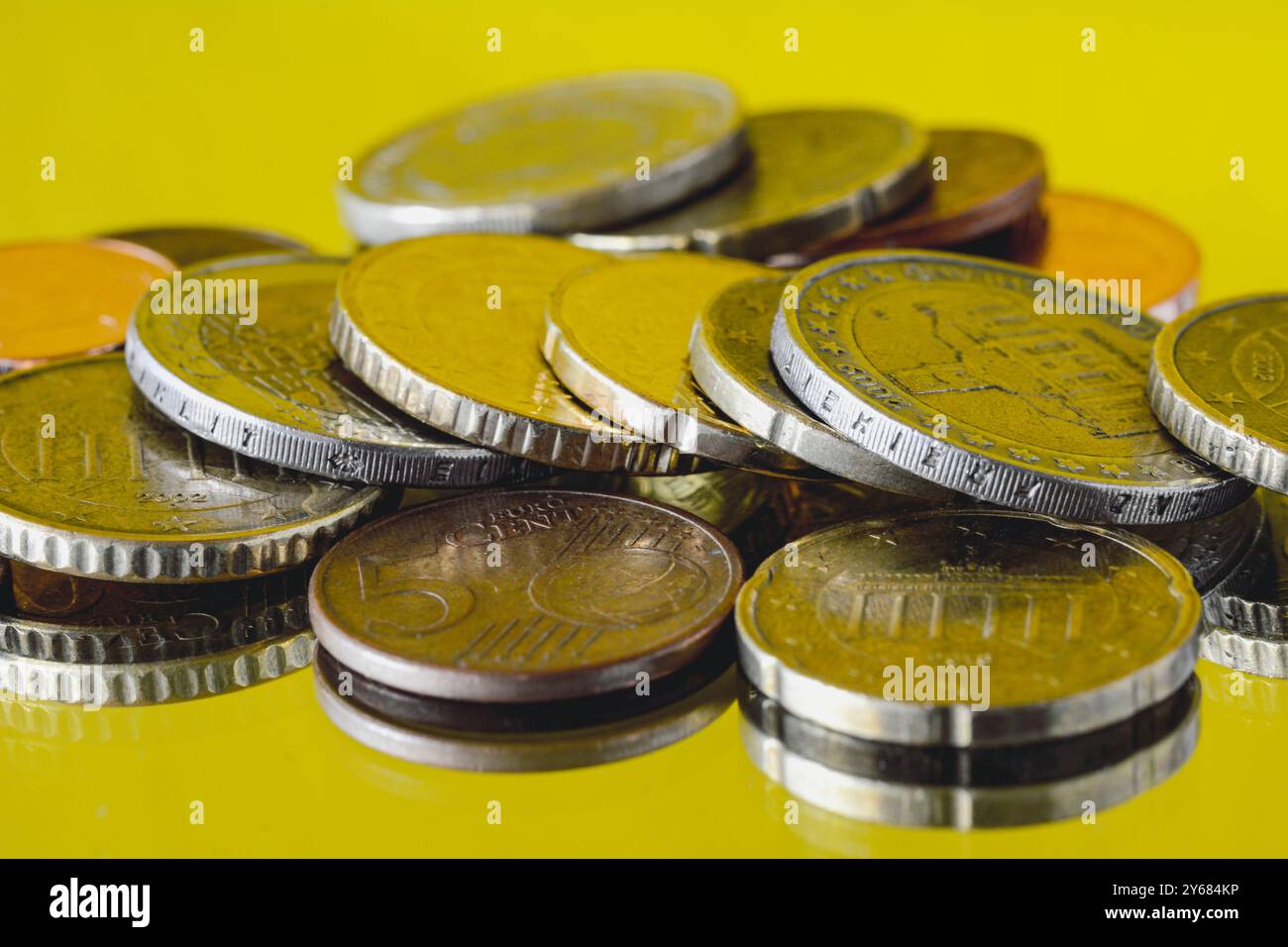Molte monete in euro non ordinate su sfondo neutro con spazio libero di testo Foto Stock