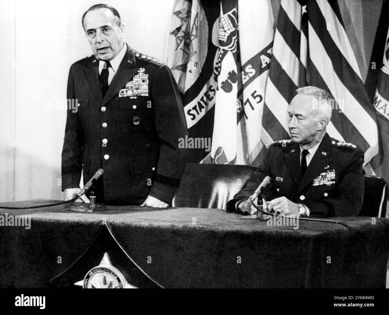 Nuovo comandante della NATO. Stoccarda. Il generale Lyman L Lemnitzer (a sinistra) parla in una conferenza stampa qui il 5 maggio 1969, dopo che è stato annunciato che il generale Andrew J Goodpaster (a destra) avrebbe assunto il comando del comandante della NATO. 4 ottobre 1969. Foto Stock