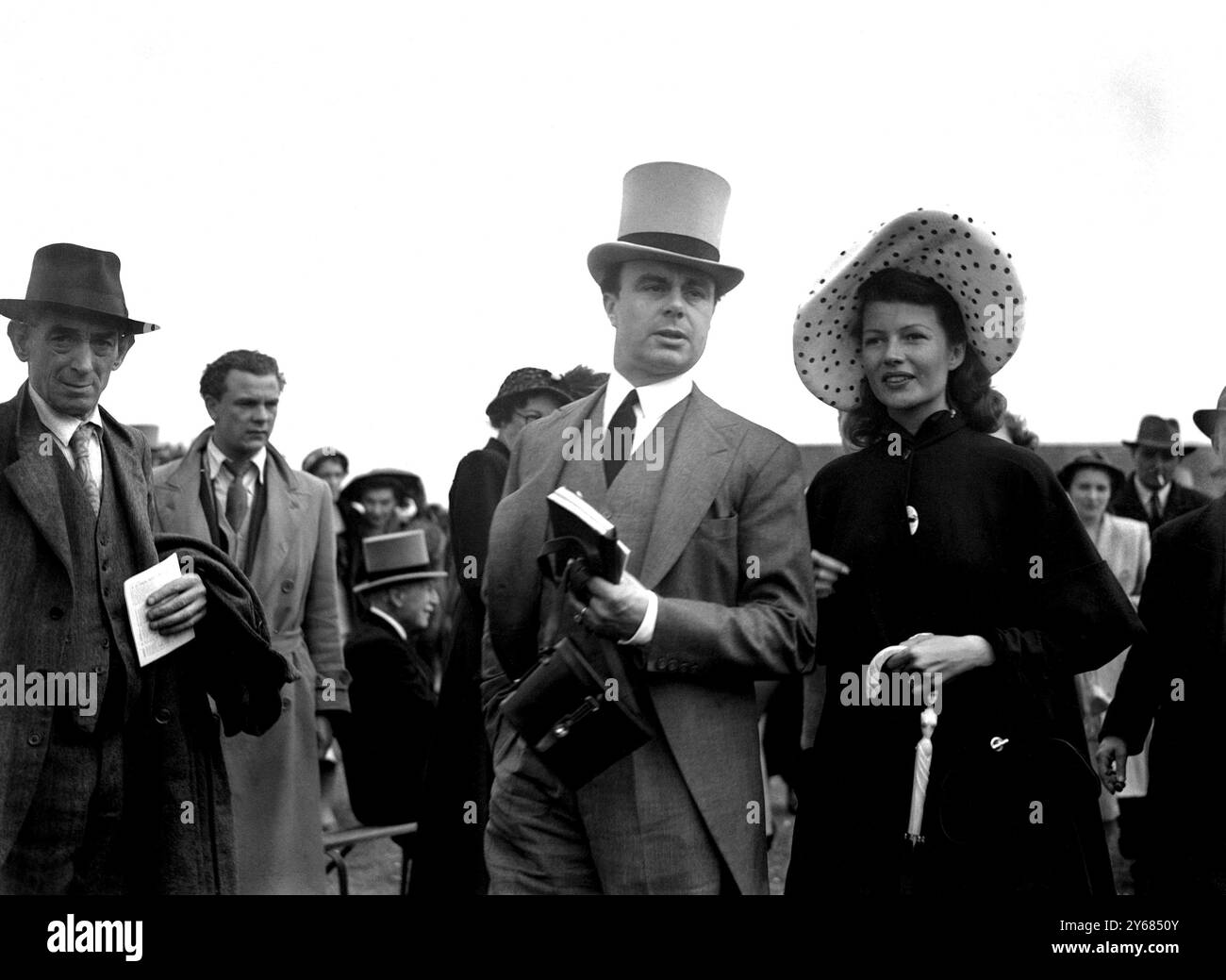 Rita Hayworth e Aly Khan camminano fino all'ippodromo di Derby di oggi, vinto da Nimbus. 4 giugno 1949 Foto Stock