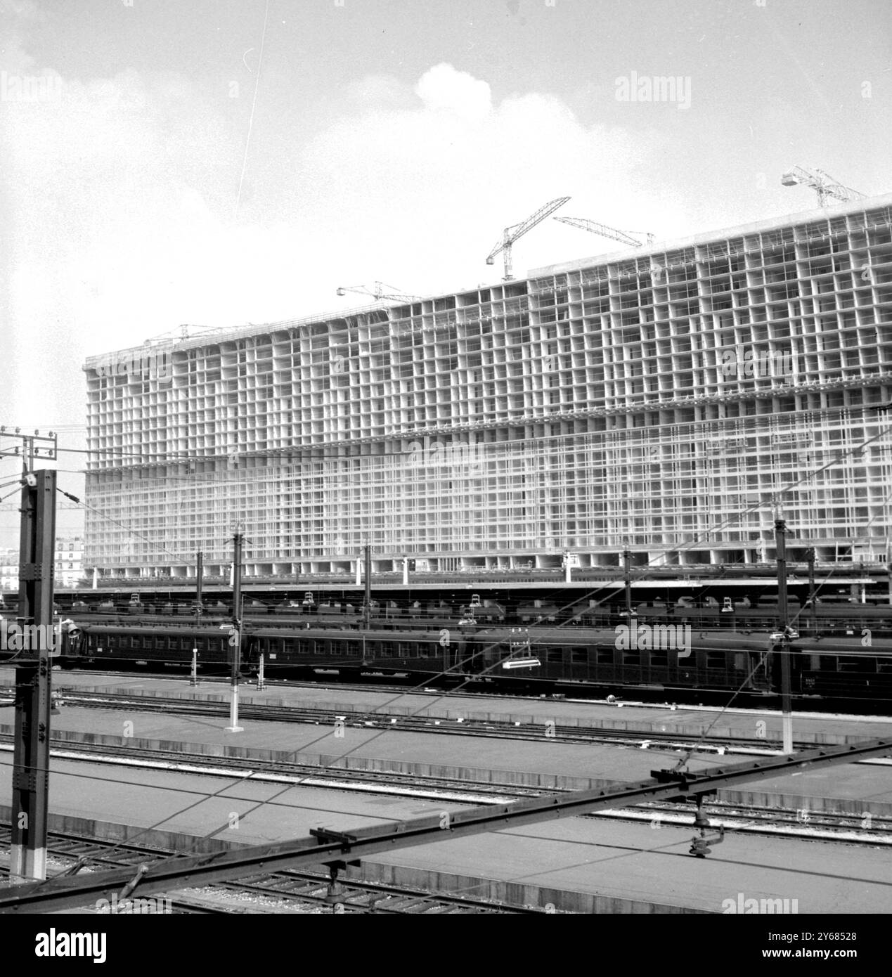 Parigi: Questo è il principale edificio dell'amministrazione ferroviaria a Montparnasse, è lo stesso tipo di architettura negativa che avide a distinguere molti altri progetti edilizi in Europa al momento. "Tiers of Rabbit hutches" è stato il verdetto di un critico del 18 settembre 1965. Foto Stock