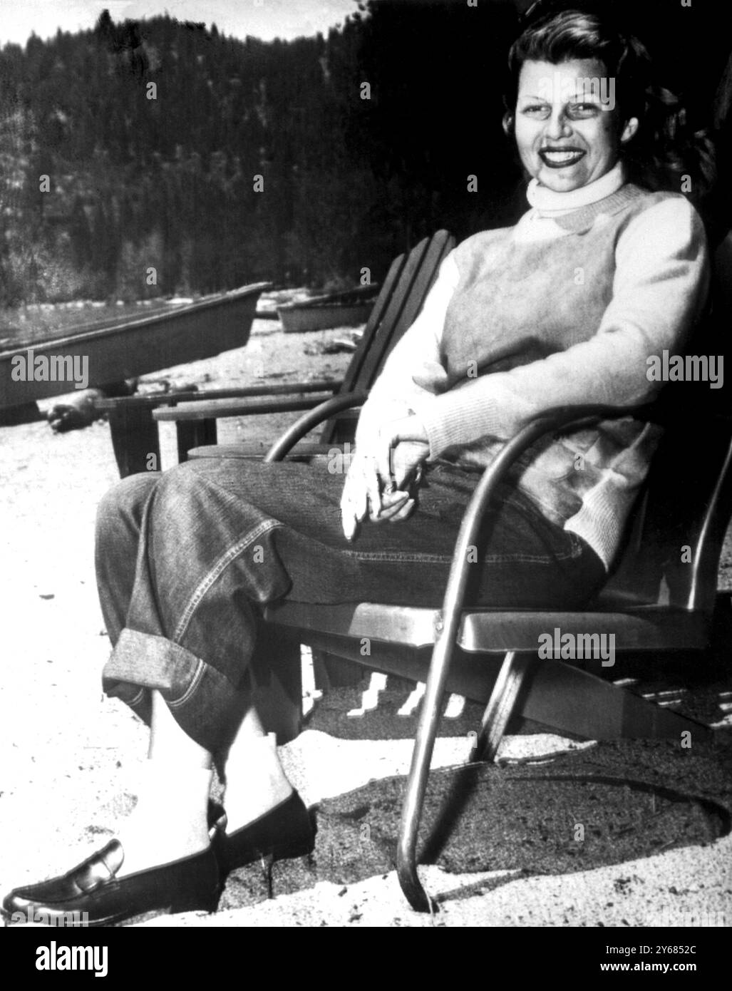 Seduto su una sedia da prato sotto un ombrellone colorato nella sua casa sul lungolago, qui l'attrice Rita Hayworth ha detto ai giornalisti che non c'è stato assolutamente alcun cambiamento di riconciliazione con suo marito, il principe Aly Khan. Ha aggiunto tuttavia che nulla è stato definitivamente deciso su nulla. 14 maggio 1951 Foto Stock