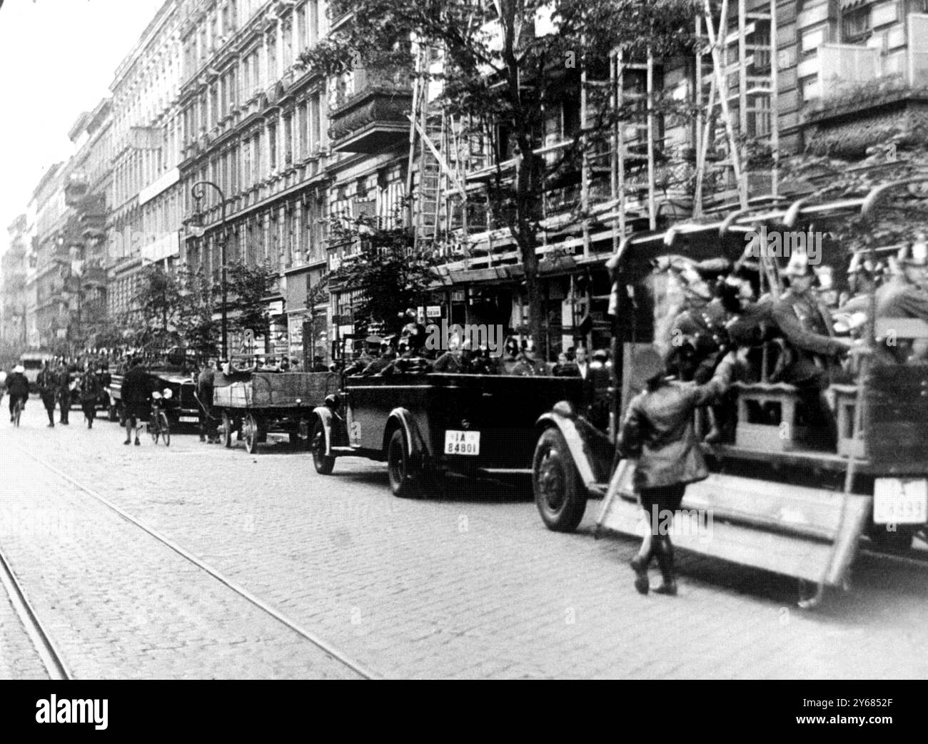 Impiegando potenti cannoni ad acqua montati su camion blindati, la polizia ha spinto i nazisti e i comunisti in rivolta dalle strade. Centinaia di poliziotti in auto e camion sono stati portati alla periferia di Berlino dove si è verificata la rivolta. La foto mostra la polizia in auto che arrivano sulla scena del disordine in auto in un sobborgo di Berlino. 27 giugno 1932 Foto Stock