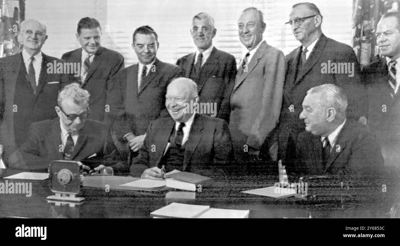 Ex presidente degli Stati Uniti Dwight Eisenhower con i leader del GOP, seduto L-R: SEN Everett Dirksen (Illinois), Ike; Rep Charles Halleck (Indiana). Rappresentante (l-r) Charles Hoeven (Iowa), Sen Thruston Morton (Kentucky) Rep John Brynes (Wisconsin); Sen Leverett Saltonstall (Massachusetts), Rep Leslie Arends (illinois); Rep Clarence Brown (ohio) e Sen Thomas Kuchel (California), 2 maggio 1961 Foto Stock