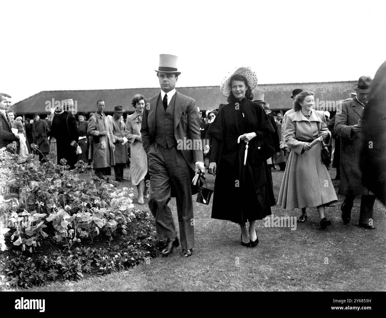 Rita Hayworth e Aly Khan camminano fino all'ippodromo di Derby di oggi, vinto da Nimbus. 4 giugno 1949 Foto Stock