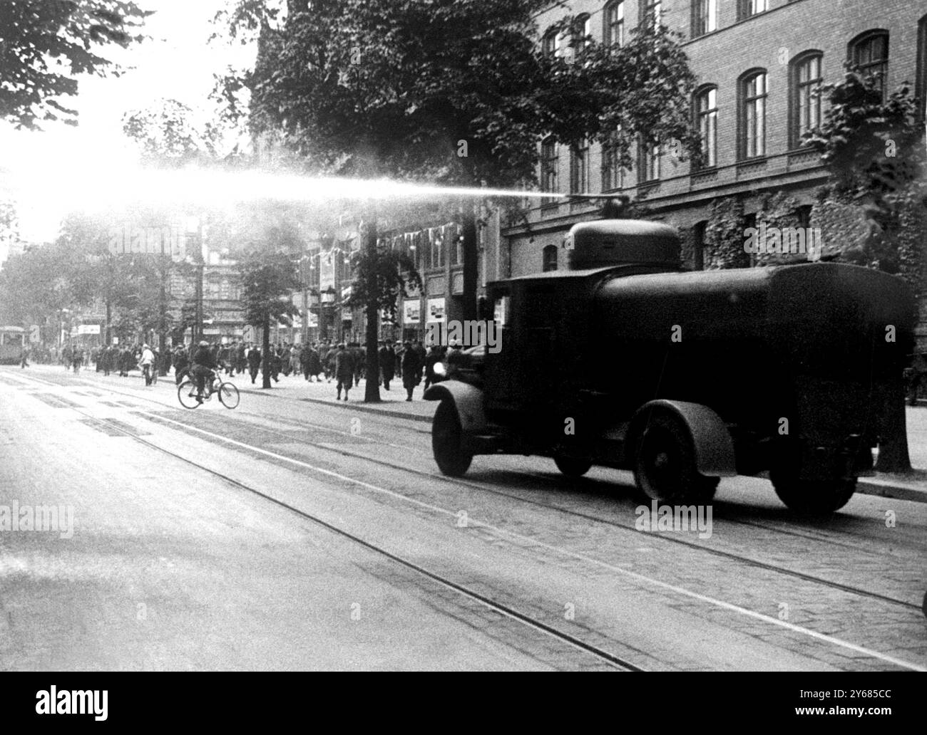 Impiegando potenti pistole ad acqua, montate su camion blindati, la polizia ha cacciato nazisti e comunisti dalle strade. Centinaia di poliziotti in auto e camion sono stati portati alla periferia di Berlino dove si è verificata la rivolta. La foto mostra la polizia in auto che arrivano sulla scena del disordine in auto in un sobborgo di Berlino. 27 giugno 1932 Foto Stock