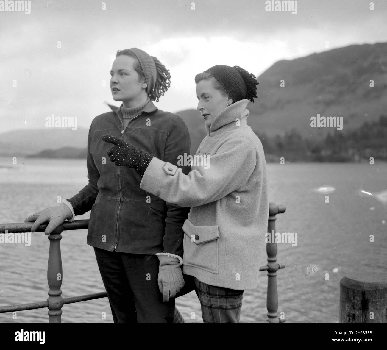 Ullswater, Cumberland: L'idrovolante a turbogetto Bluebird, in cui Donald Campbell, figlio dell'asso della velocità Sir Malcolm Campbell, sta tentando di registrare la velocità in acqua, è stato lanciato per le prove sul lago Ullswater. A guardare l'operazione ci sono la signora Dorothy Campbell (a sinistra), moglie di Donald Campbell, e sua sorella la signora Jean Hulme. Il lancio dell'imbarcazione da 25.000 libbre fu ritardato per dragare il letto del lago alla fine dello scalo, che era troppo poco profondo. 9 febbraio 1955. Foto Stock