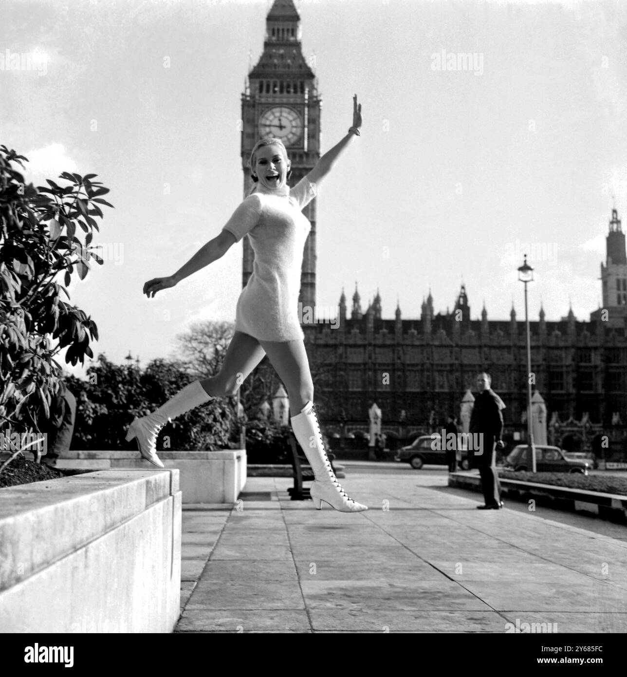 Più di un semplice volto: Londra: Parliament Square di Londra, costellata dalle Houses of Parliament e dal Big Ben (sfondo), è stata sbalordita dal suo weekend di oggi, 21 gennaio, dalla modella e consulente di moda, Lisa King, 24 anni. Quando Lisa dice "mini-dress", intende proprio questo, e non un capo ingombrante che si trova a soli 10 centimetri sopra il ginocchio. Per Lisa, il mini-vestito deve essere a 14 cm sopra il ginocchio, come si vede qui. Lisa dovrebbe volare ad Amsterdam domenica per il primo di una serie di tour di vendita nella capitale europea. Ha un padre irlandese e una madre francese; attualmente vive io Foto Stock