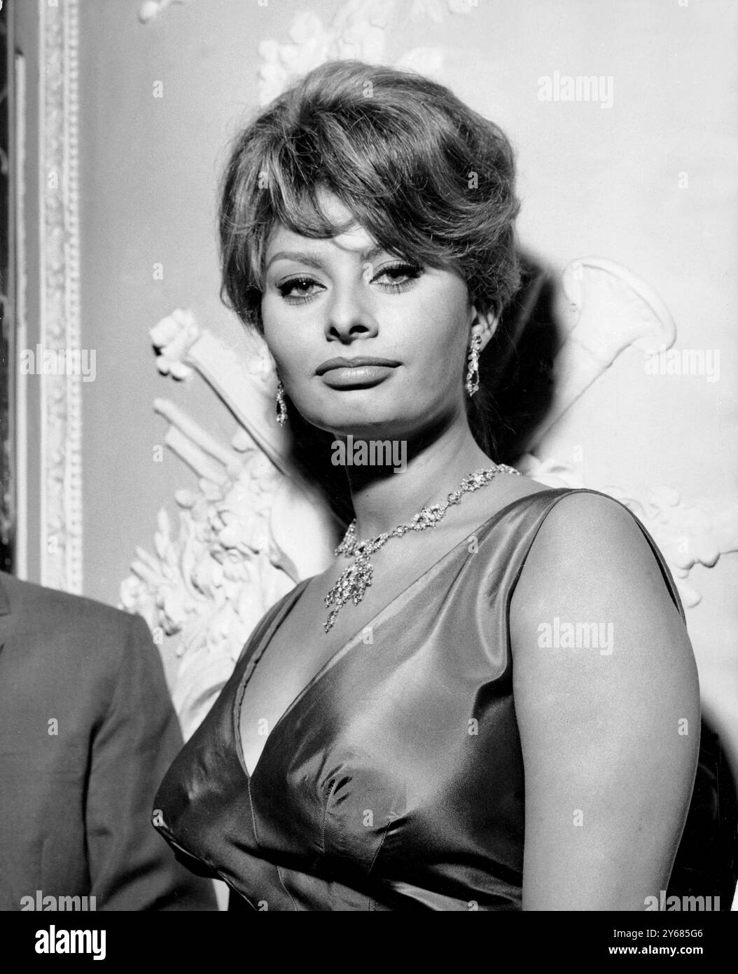 Volgendo lo sguardo al Ritz Hotel, Piccadilly, West London, stasera (mercoledì) c'è l'attrice italiana di 25 anni Sophia Loren. È arrivata a Londra all'inizio del giorno per recitare con l'attore britannico Peter Sellers in The Millionairess, un film basato sulla commedia di George Bernard Shaw, che va in produzione presso gli MGM Studios di Elstree, lunedì prossimo (23 maggio). 18 maggio 1960 Foto Stock