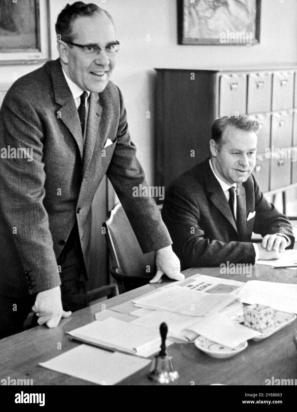 Paul Hartling lasciò, e Henry Christensen, leader del partito agrario danese, le foto che fecero per le elezioni generali del paese che si tennero il 22 novembre 14 novembre 1966 Foto Stock