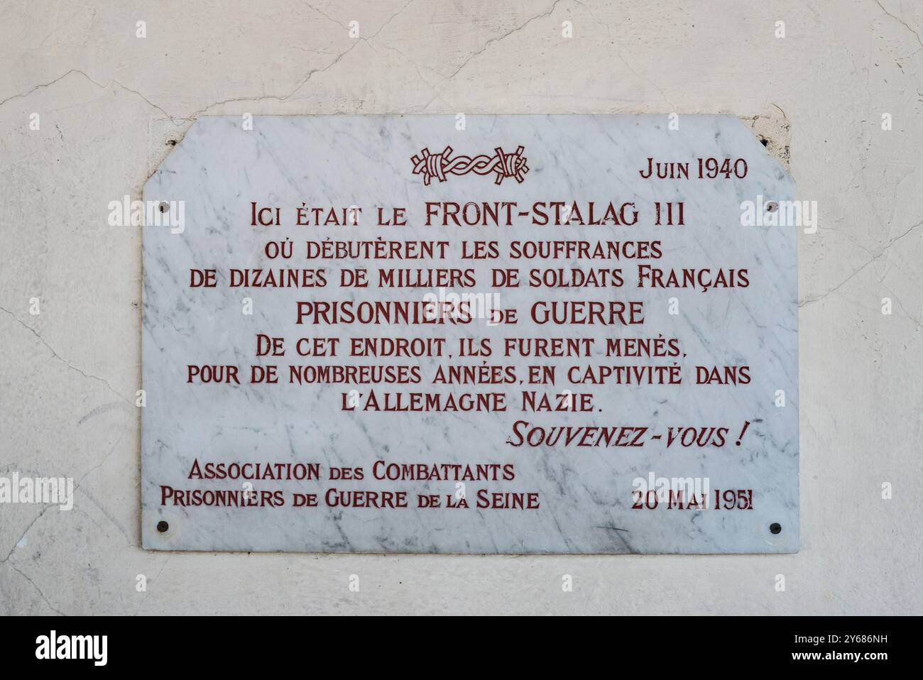 Una targa di nome all'ingresso di un edificio nella Cité de la Muette, qui era il Front-Stalag III. Dove iniziò la sofferenza di decine di migliaia di soldati francesi, prigionieri di guerra. Ricordati di loro! Lo Shoah Memorial di Drancy fu inaugurato il 21 settembre 2012 dal presidente francese Francois Hollande. Il memoriale si trova di fronte alla Cité de la Muette ed è un ramo del Memoriale Shoah di Parigi. Francia, Parigi, 12 settembre 2024. La Muette's The Cite, progettato negli anni '1930 per fornire alloggi a basso costo per le famiglie di Drancy, il complesso di edifici incompiuto serviva come campo di internamento. Foto Stock
