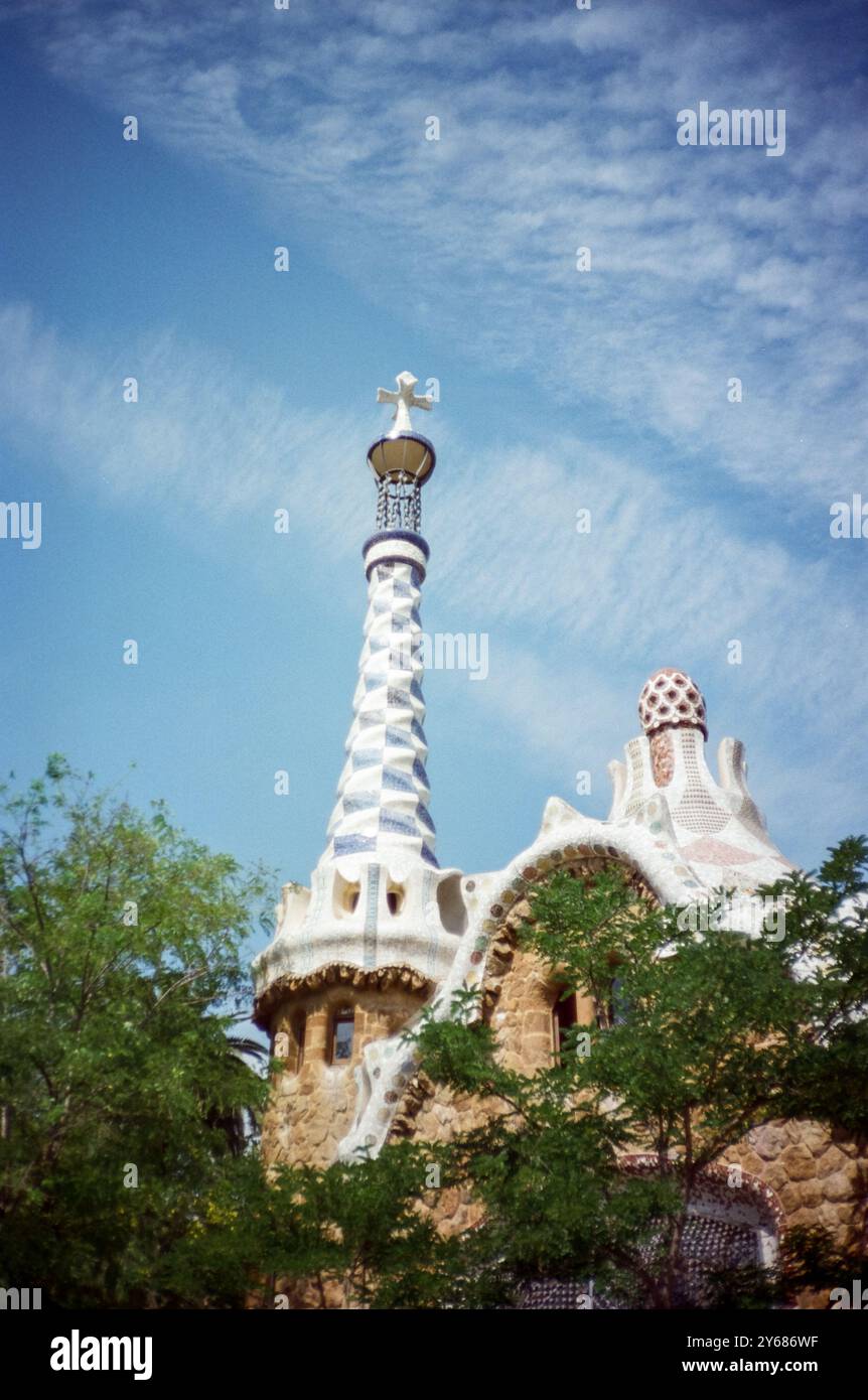 Torre del portone con croce a quattro braccia, Parco Güell, Barcellona, Catalogna, Spagna, Europa Gaudí. Foto Stock