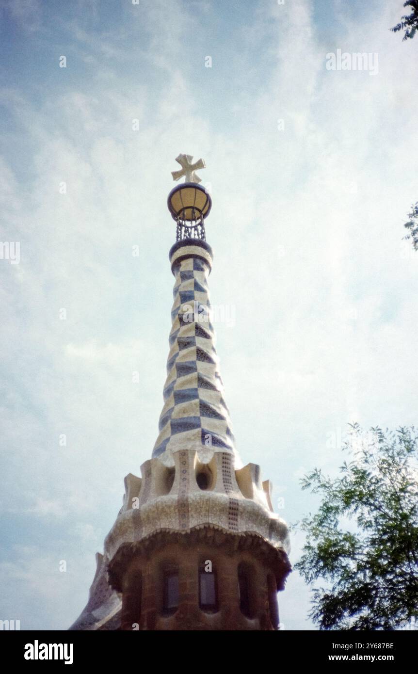 Torre del portone con croce a quattro braccia, Parco Güell, Barcellona, Catalogna, Spagna, Europa Gaudí. Foto Stock