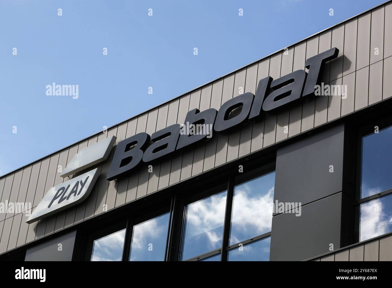 Lione, Francia - 6 settembre 2020: Logo Babolat su un edificio. Babolat è una società francese di attrezzature per tennis, badminton e padel Foto Stock