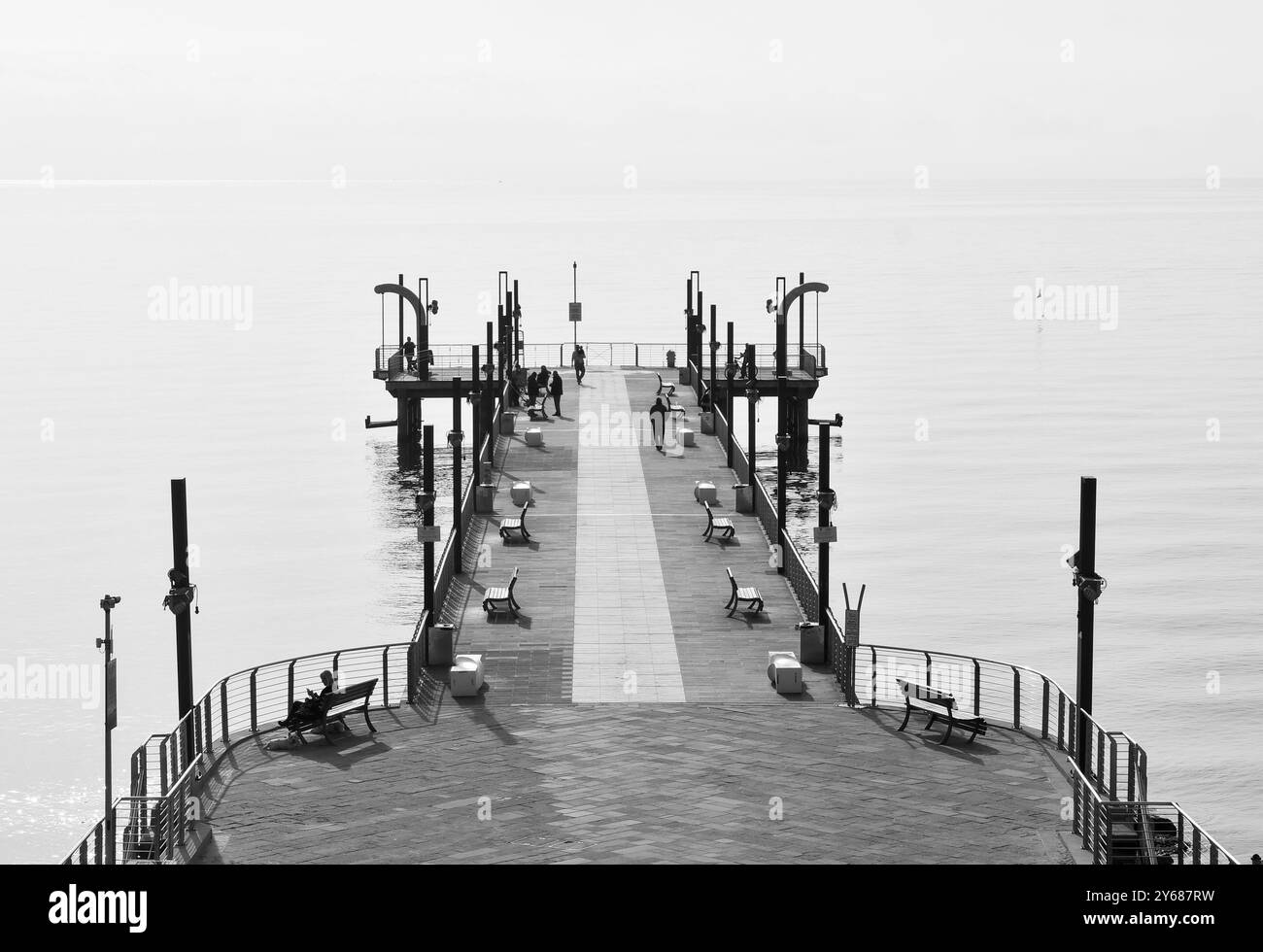 B&W Vista sopraelevata del Molo Mario Bestoso sulla riva del mare della rinomata località turistica della Riviera Ligure in primavera, Alassio, Liguria Foto Stock