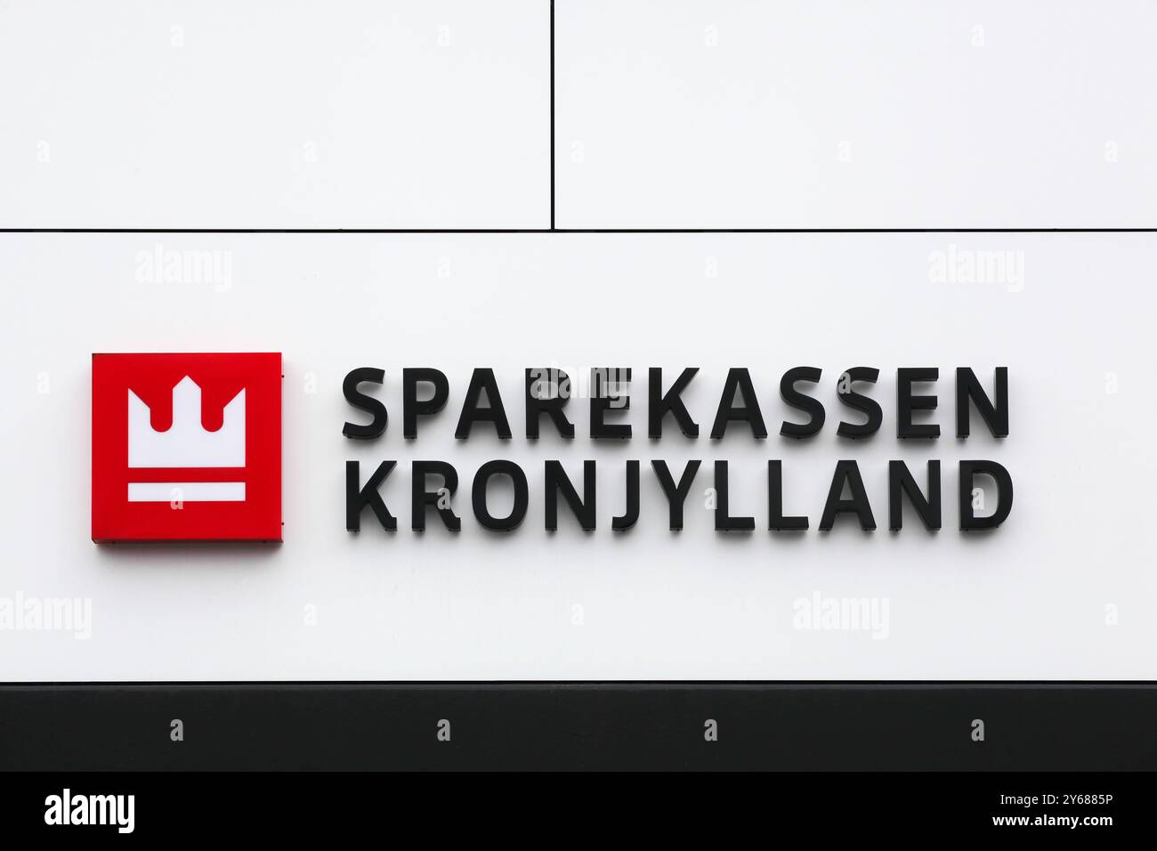 Oder, Danimarca - 29 marzo 2024: Logo Sparekassen Kronjylland su un muro. La Sparekassen Kronjylland è una banca regionale con sede a Randers Foto Stock