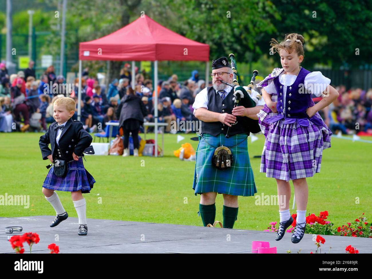 Danza delle Highland al Glenurquhart Highland Gathering and Games, Drumnadrochit Foto Stock