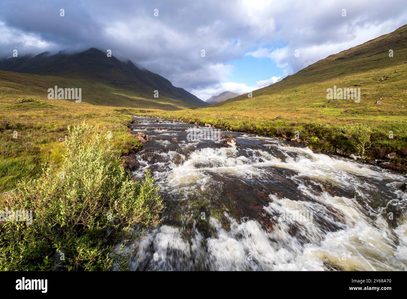 Fiume Abhainn Coire Mhic Nobuil con la montagna Beinn Dearg che incombe sullo sfondo, torride, Waster Ross, Highlands scozzesi Foto Stock