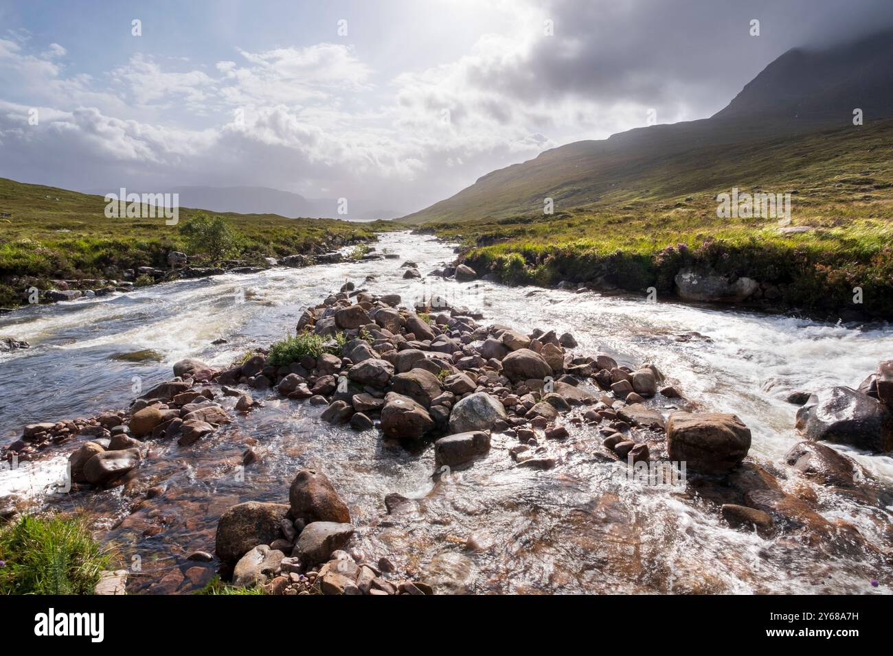 Fiume Abhainn Coire Mhic Nobuil con il pendio di Beinn Alligin sullo sfondo, montagne di Torridon, Highlands scozzesi Foto Stock