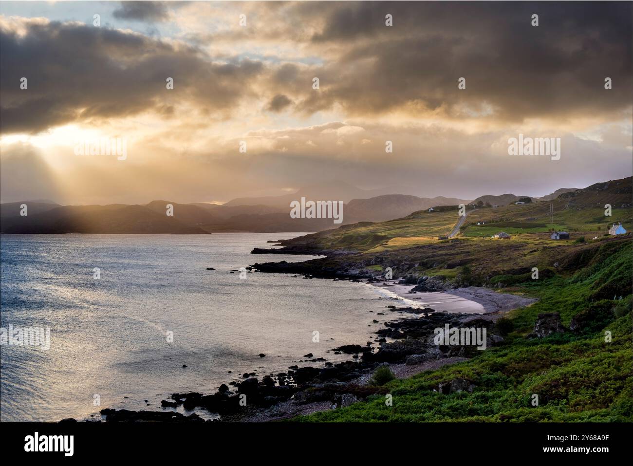 Alba a Gruinard Bay, Highlands, Scozia Foto Stock