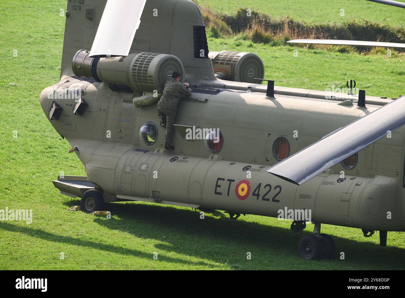 Soldato che controlla il rotore posteriore di un elicottero da trasporto militare a doppio rotore Foto Stock