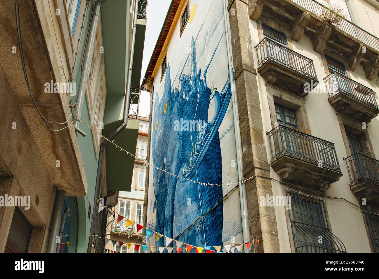 Street art del gatto cobalto blu o Perspéntico, un grande murale dell'artista galiziano Liqen, Rua de Afonso Martins Alho, Porto, Portogallo Foto Stock