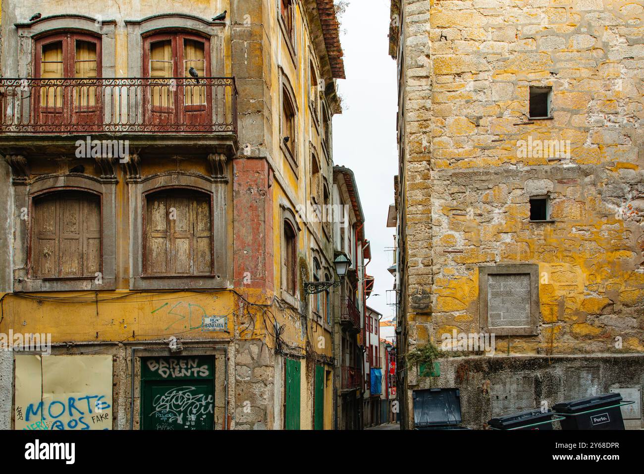 Porto gvs, affacciato su Rua do Souto, l'edificio in primo piano si trova a Rua da Bainharia, Porto, Portogallo Foto Stock