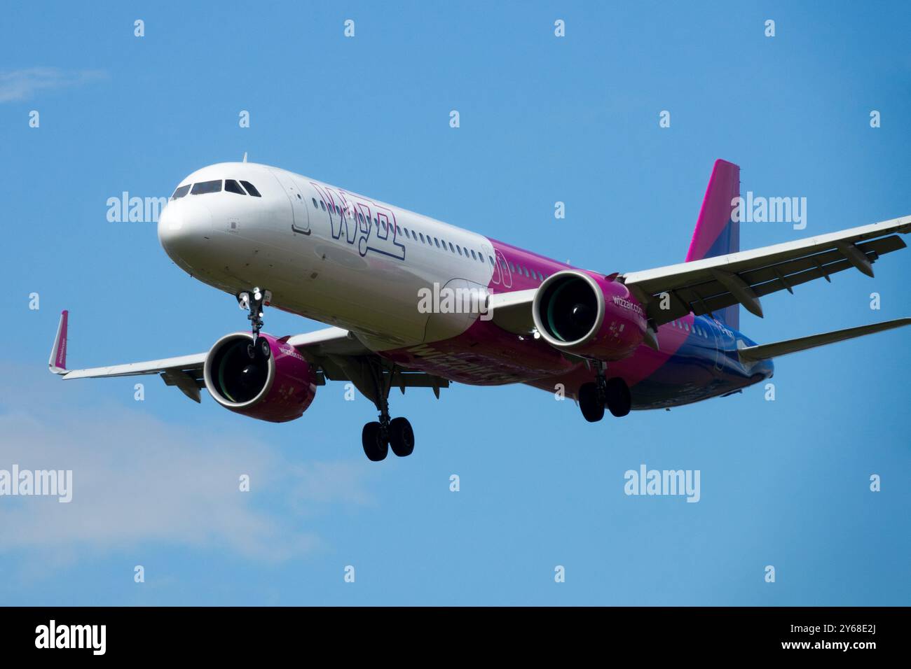 L'aereo Wizz Air Airbus A320 a basso costo ha operato Wizz Air Airline in avvicinamento per atterrare a Praga, Repubblica Ceca Foto Stock