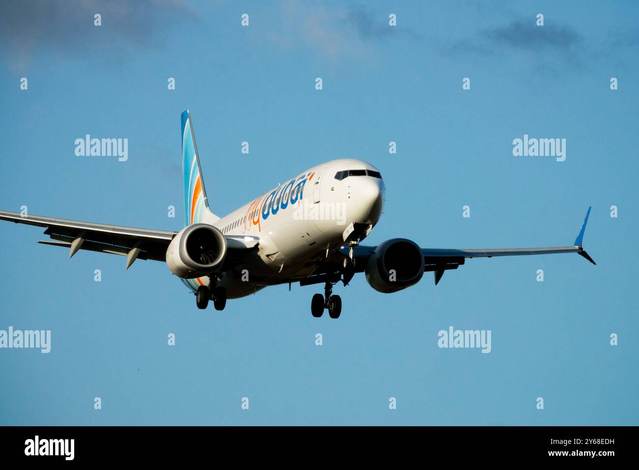 Boeing 737 MAX 8 aereo flydubai aereo aereo aereo Jetliner passeggeri Jet Airliner Airways Airline Airlines operata su Commercial Front View Foto Stock