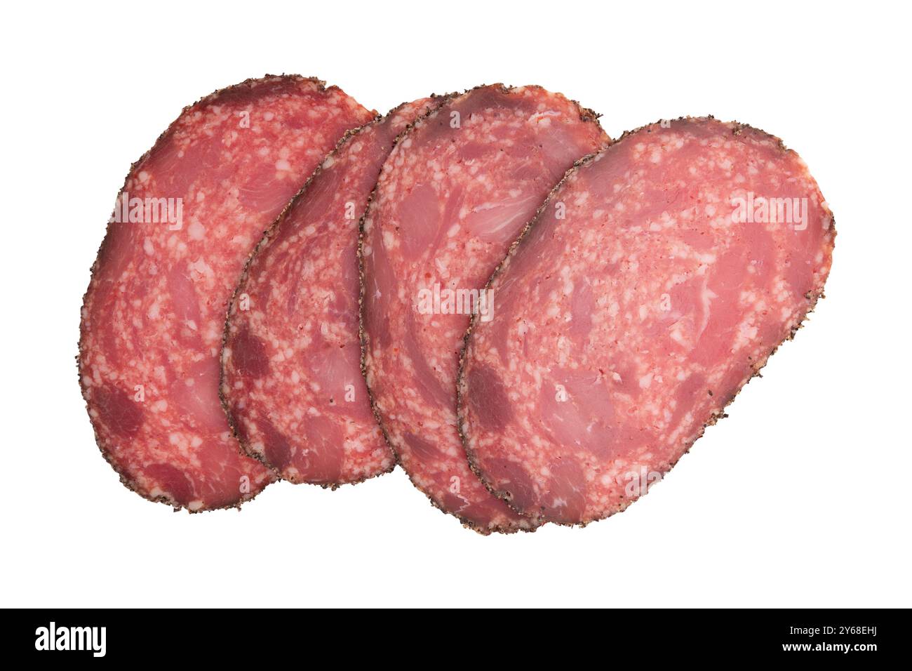 salame di salsiccia affumicato con paprika nera tagliato a pezzi su sfondo bianco con percorso di ritaglio, vista dall'alto, posa piatta Foto Stock