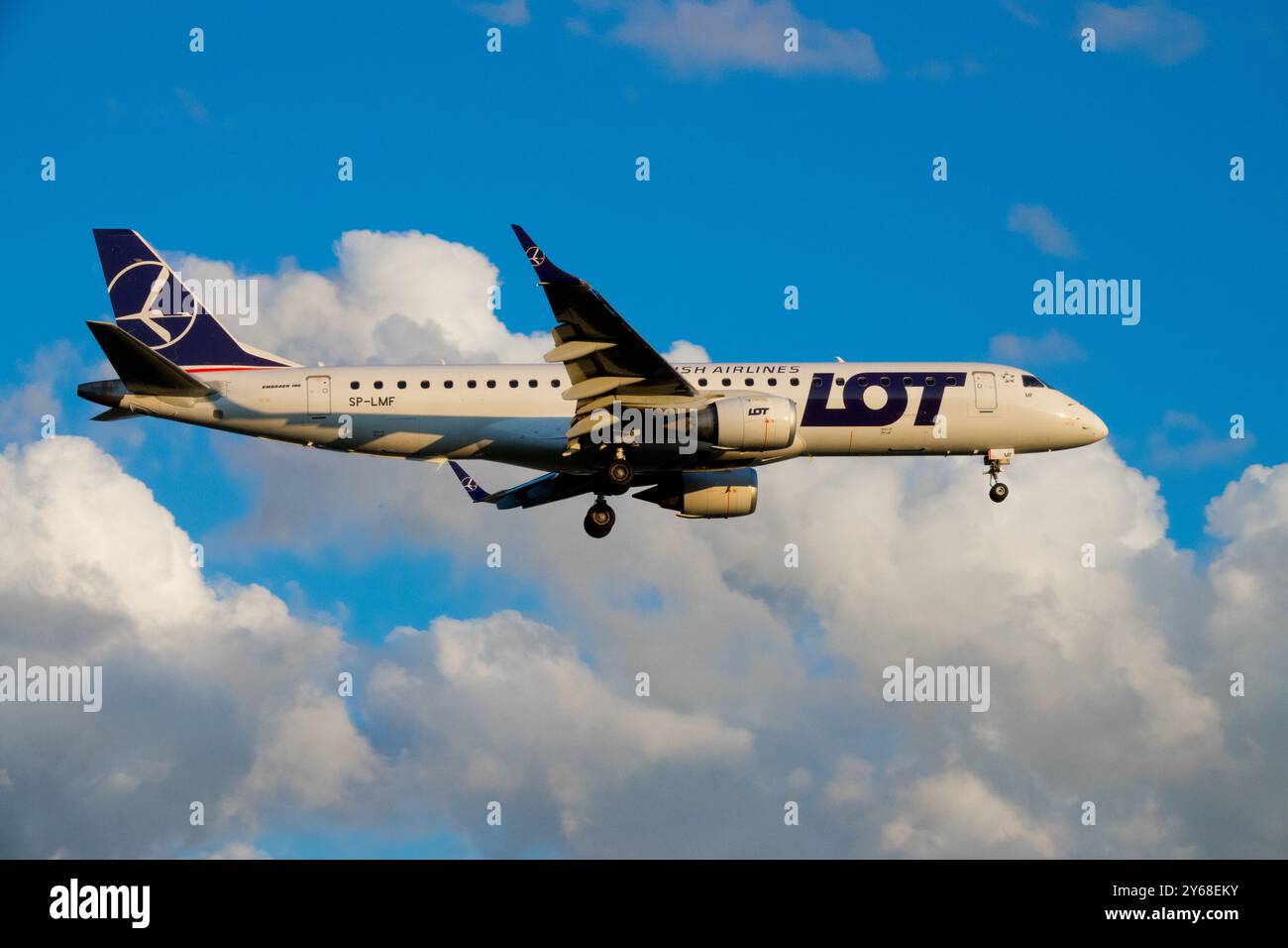 Embraer E195LR aereo aereo aereo Jetliner passeggeri Jet Airliner, atterraggio in avvicinamento volo Foto Stock