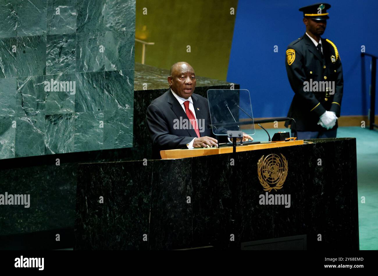 New York, Stati Uniti. 24 settembre 2024. Il presidente del Sudafrica Cyril Ramaphosa parla alla 79a sessione dell'Assemblea generale delle Nazioni Unite dibattito generale nella sala dell'Assemblea generale delle Nazioni Unite presso la sede delle Nazioni Unite martedì 24 settembre 2024 a New York. Foto di Peter Foley/UPI. Crediti: UPI/Alamy Live News Foto Stock