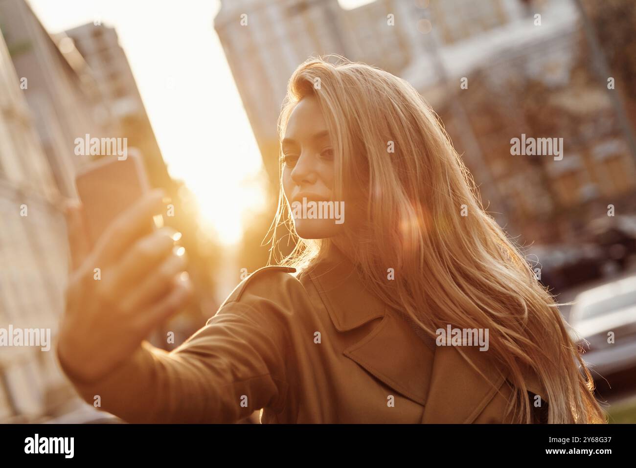 Selfie! Attraente giovane donna sorridente che scatta selfie mentre si trascorre del tempo in città Foto Stock