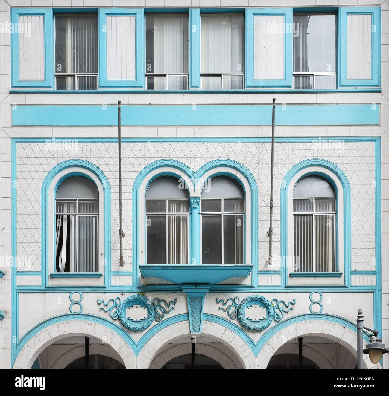 Vista sulla strada di una vecchia facciata di un edificio coloniale a Guayaquil, Ecuador. Foto Stock