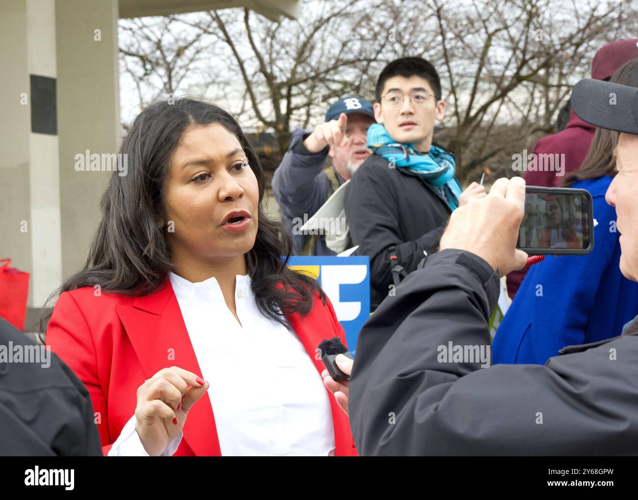 San Francisco, CA - 6 gennaio 2024: Il sindaco London Breed parla con i giornalisti al suo evento di lancio della campagna a Japantown sulle proposte C, e e F. Foto Stock