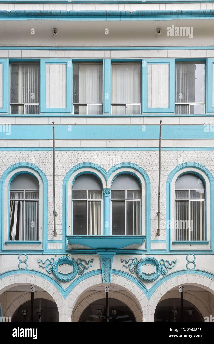 Vista sulla strada di una vecchia facciata di un edificio coloniale a Guayaquil, Ecuador. Foto Stock