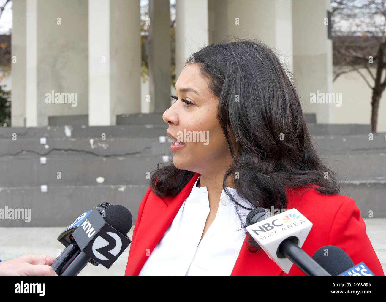 San Francisco, CA - 6 gennaio 2024: Il sindaco London Breed parla con i giornalisti al suo evento di lancio della campagna a Japantown sulle proposte C, e e F. Foto Stock