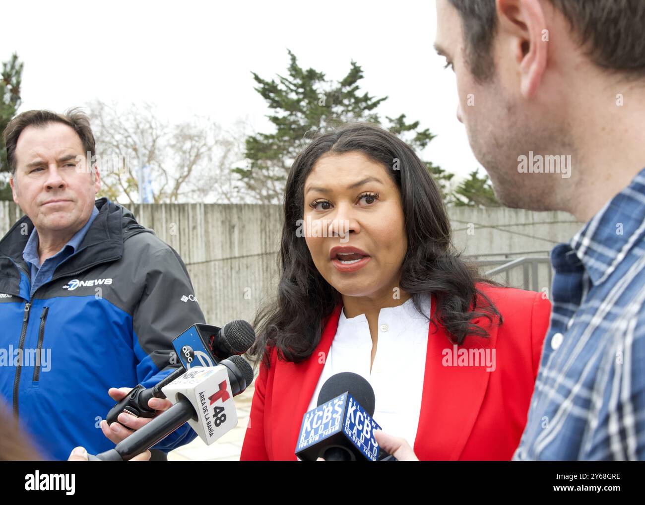 San Francisco, CA - 6 gennaio 2024: Il sindaco London Breed parla con i giornalisti al suo evento di lancio della campagna a Japantown sulle proposte C, e e F. Foto Stock