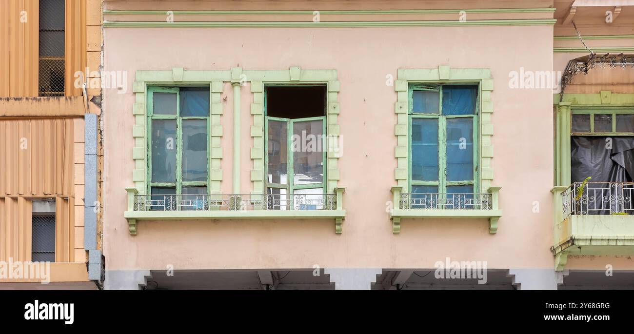 Vista sulla strada di una vecchia facciata di un edificio coloniale a Guayaquil, Ecuador. Foto Stock