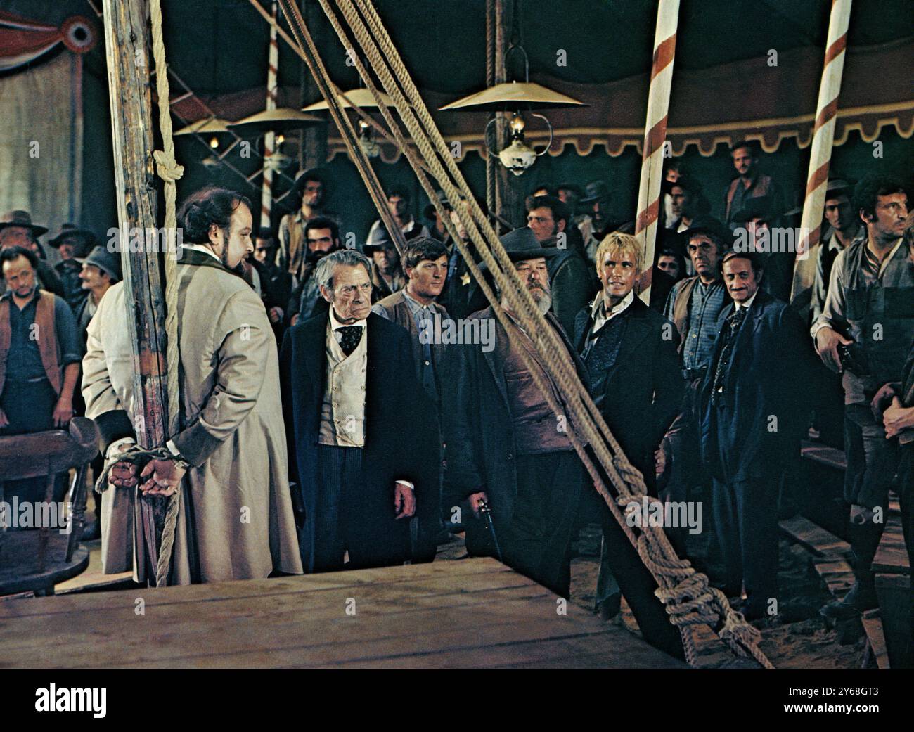 Victor buono (legato alla pole), sul set del film western spaghetti, "Boot Hill", italiano: "La collina degli stivali", ripubblicato come "Trinity Rides Again", Euro International Films, Film Ventures, 1969 Foto Stock